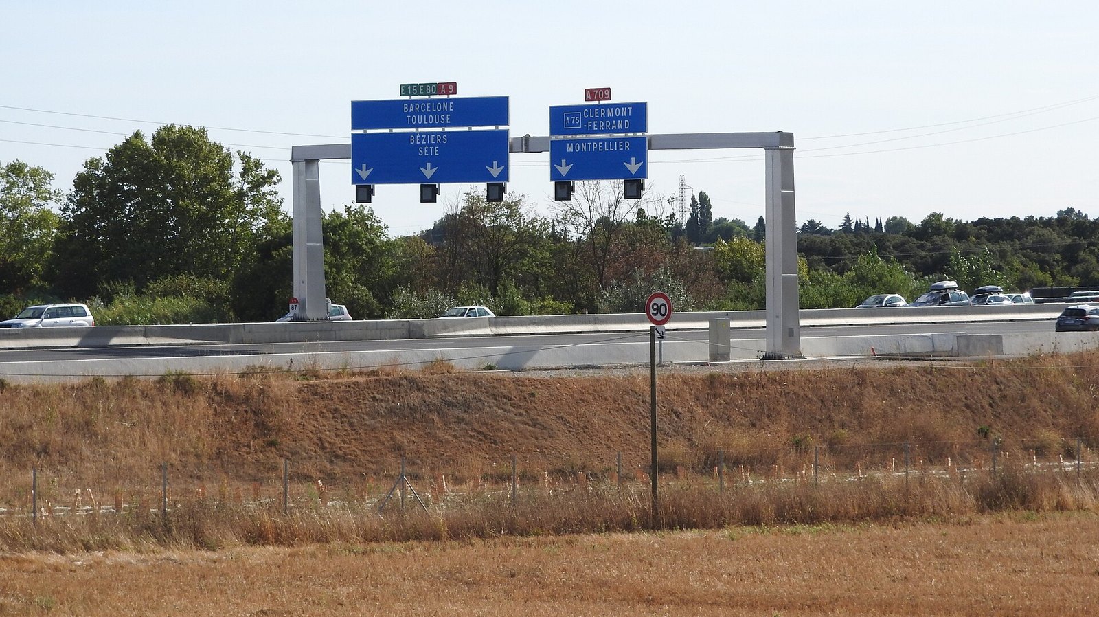 Panneaux de séparation entre l'autoroute A9 et l'A709 à l'entrée de Montpellier