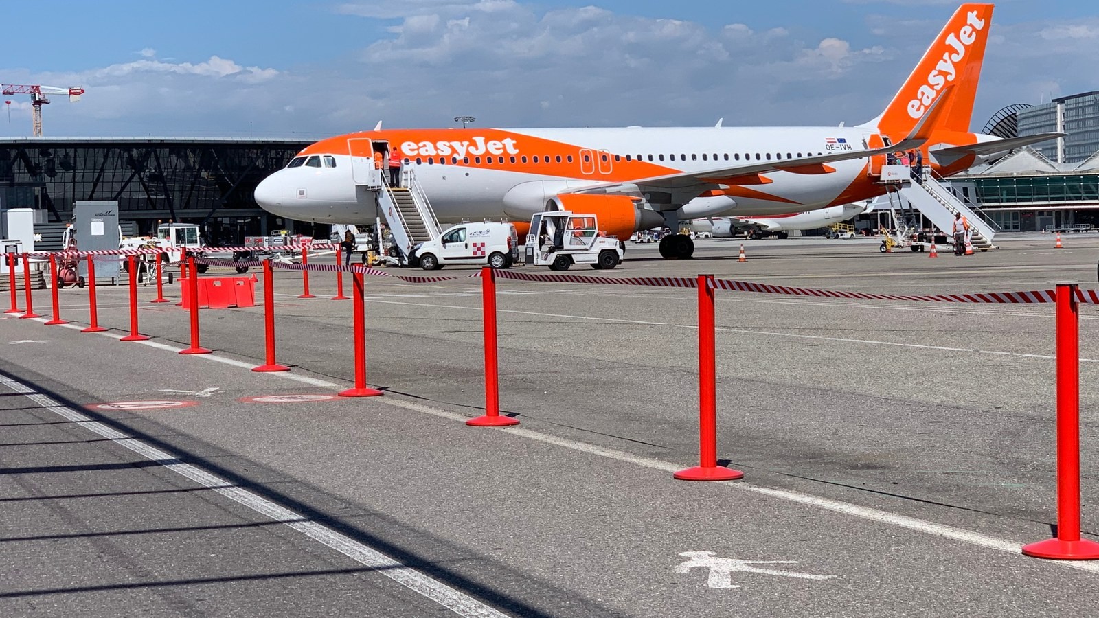 Avion easyJet en cours d'embarquement sur le tarmac d'un aéroport français
