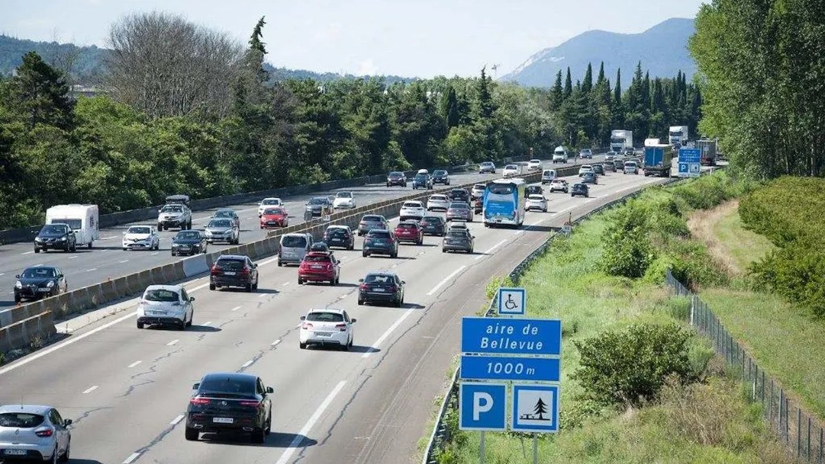 Circulation dense sur l'autoroute lors d'un chassé-croisé estival