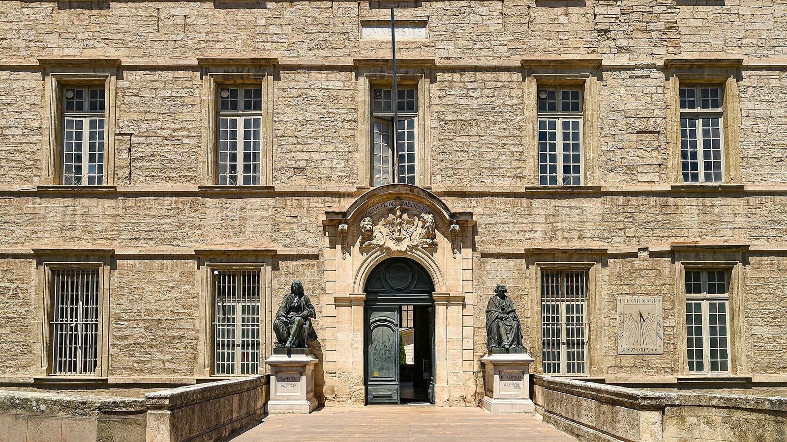 Façade de la faculté de médecine de l'Université de Montpellier