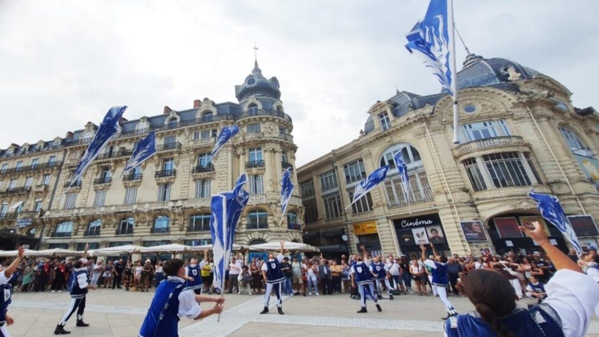 Lanceurs de drapeaux italiens sur la place de la Comédie pendant les Fêtes de la Saint-Roch à Montpellier