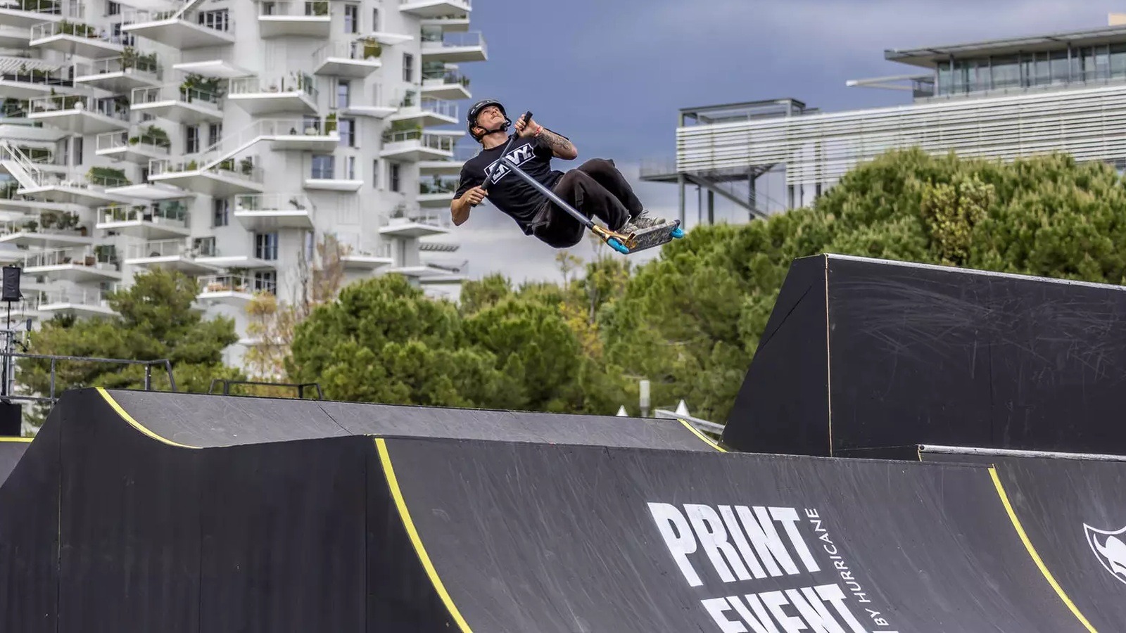 Un rider en l'air sur une rampe du FISE, devant l'Arbre Blanc, sur les rives du Lez à Montpellier