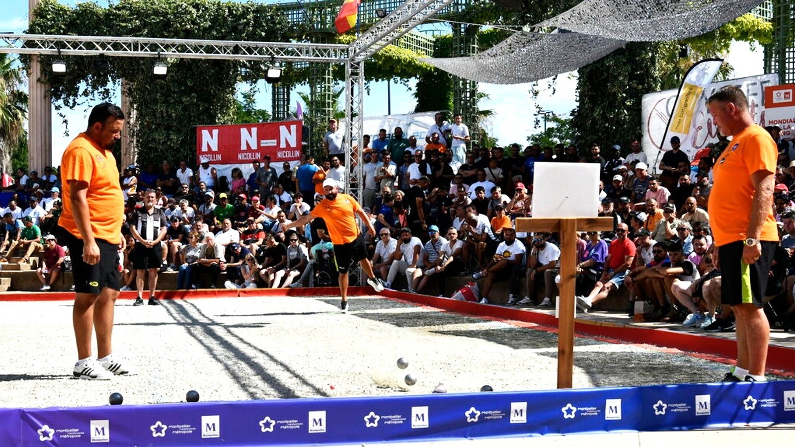 Joueurs du Mondial de pétanque Montpellier 3M sur le carré d'honneur devant le public