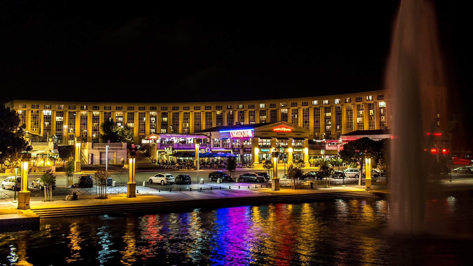 Le quartier Antigone à Montpellier, la nuit