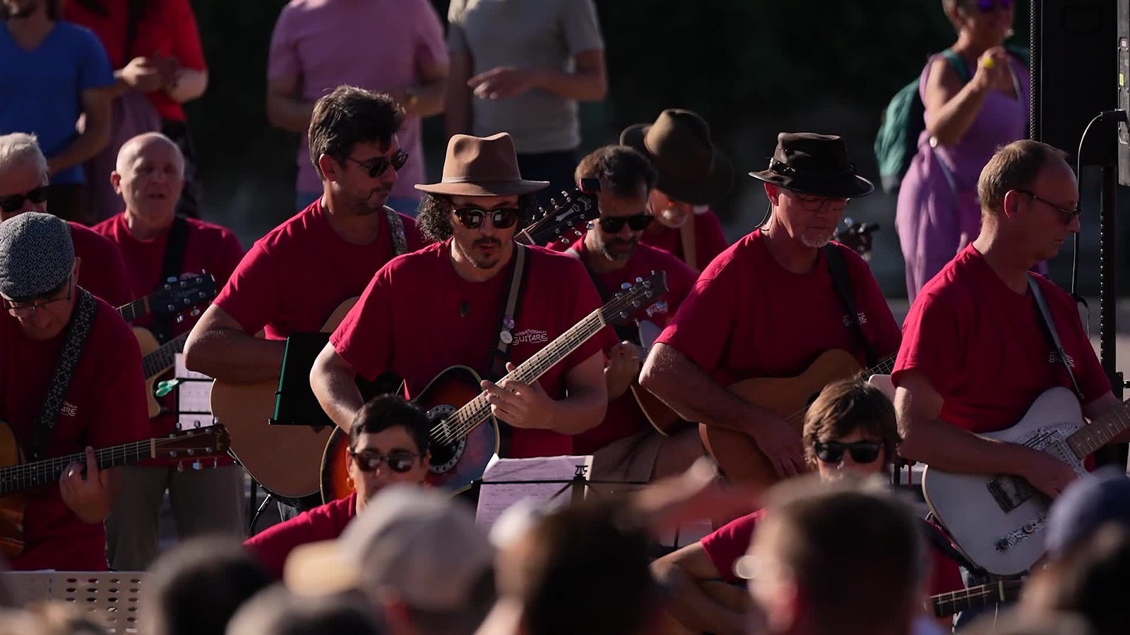 Un orchestre de guitaristes en plein air lors des Internationales de la guitare à Montpellier
