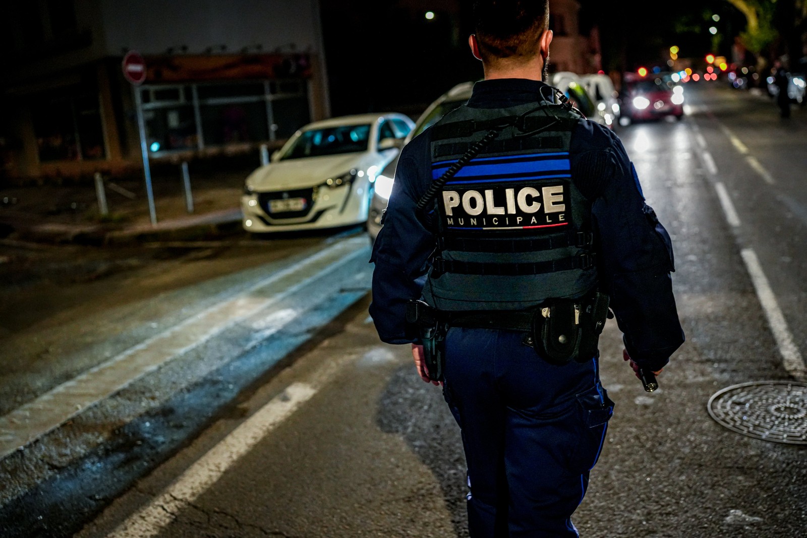 Un policier municipal du GSO en patrouille de nuit dans une rue de Montpellier
