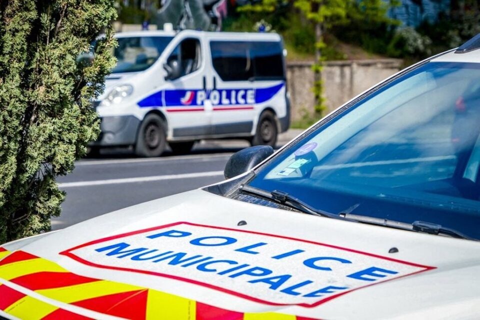 Véhicules de la police municipale et de la police nationale déployés dans un quartier de Montpellier