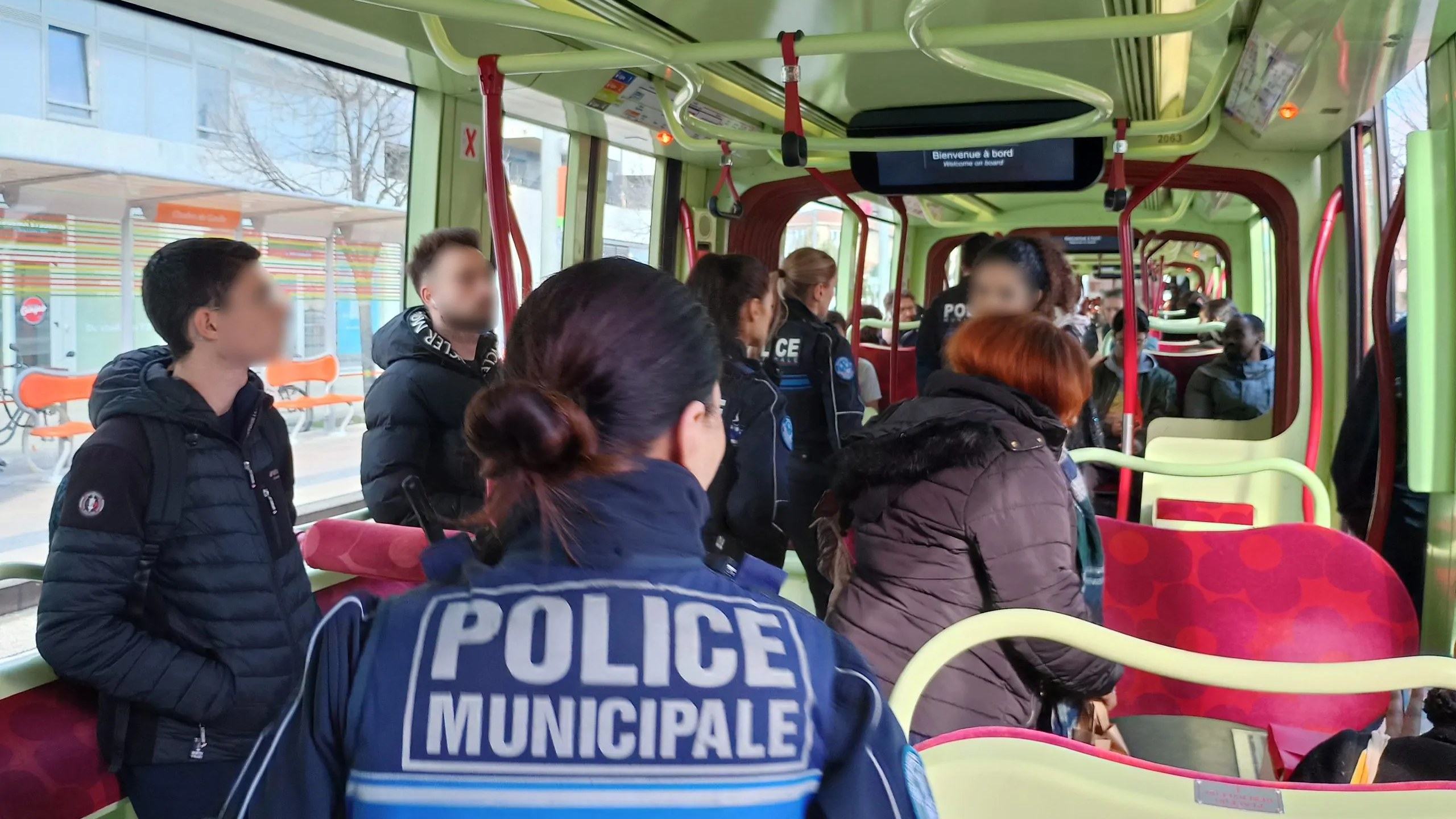 Agents de la police municipale en opération dans une rame de la ligne 2 du tramway de Montpellier