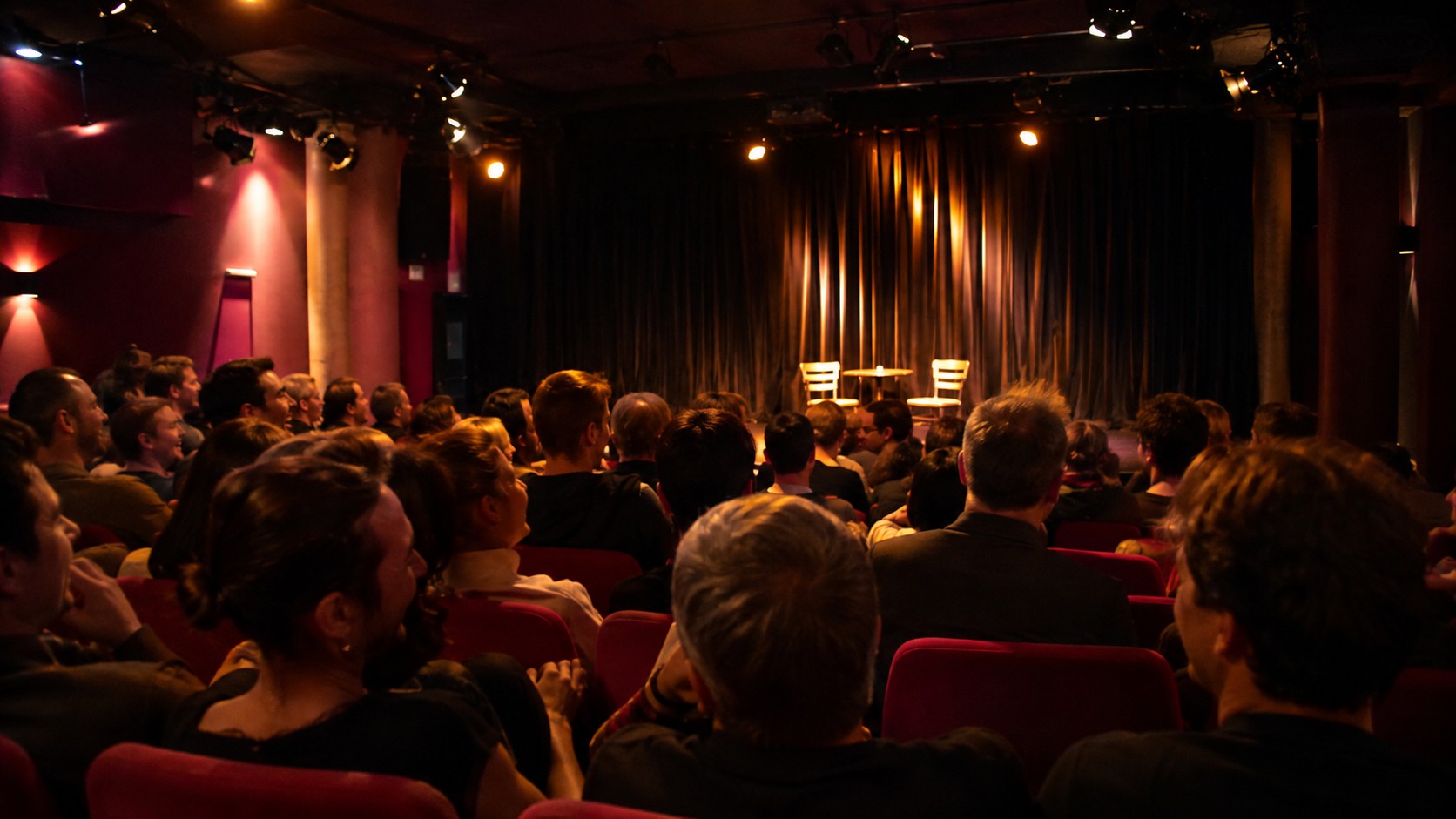 Public installé dans une petite salle de théâtre de comédie à Montpellier