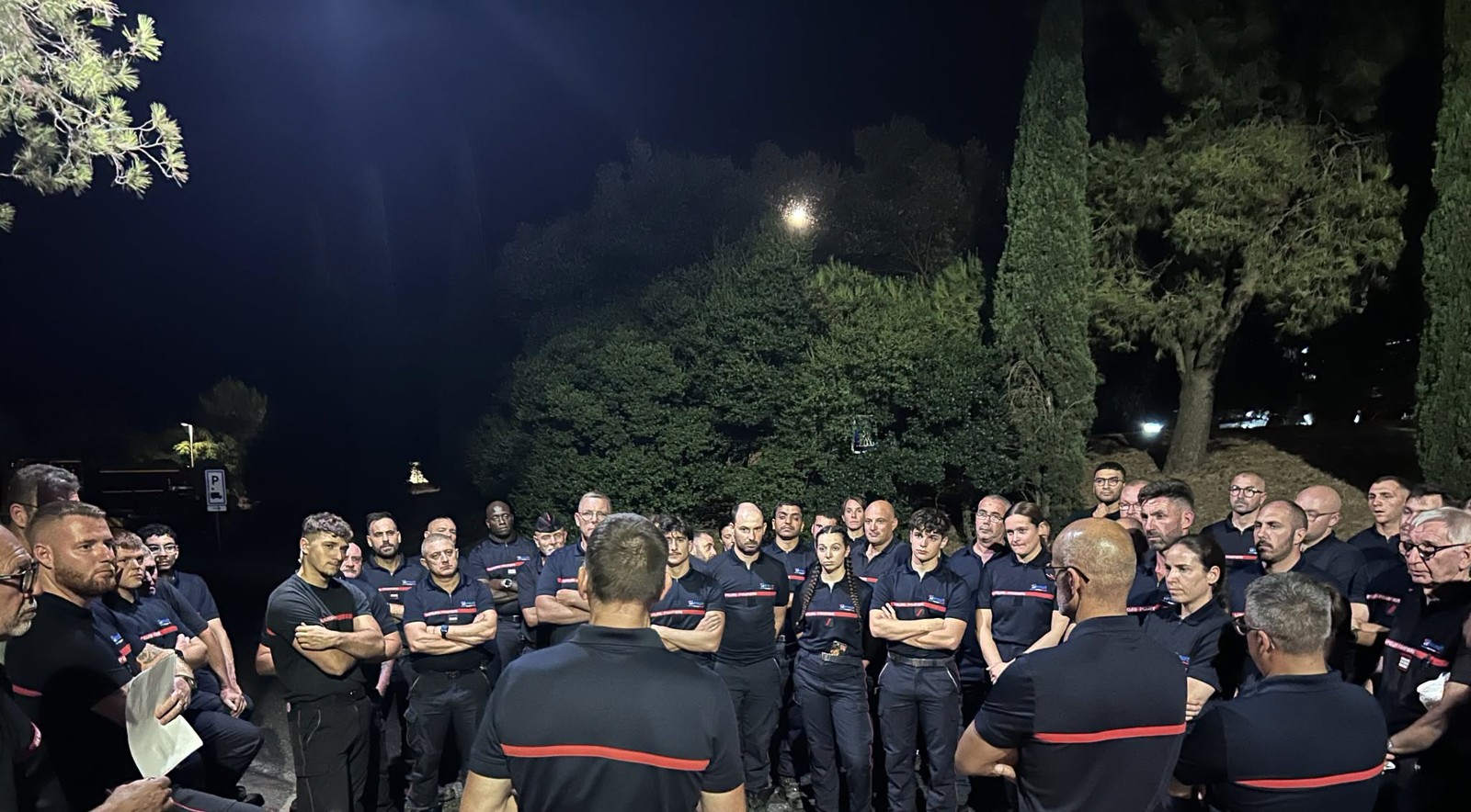 Des sapeurs-pompiers de l'Hérault rassemblés de nuit avant un départ en colonne de renfort