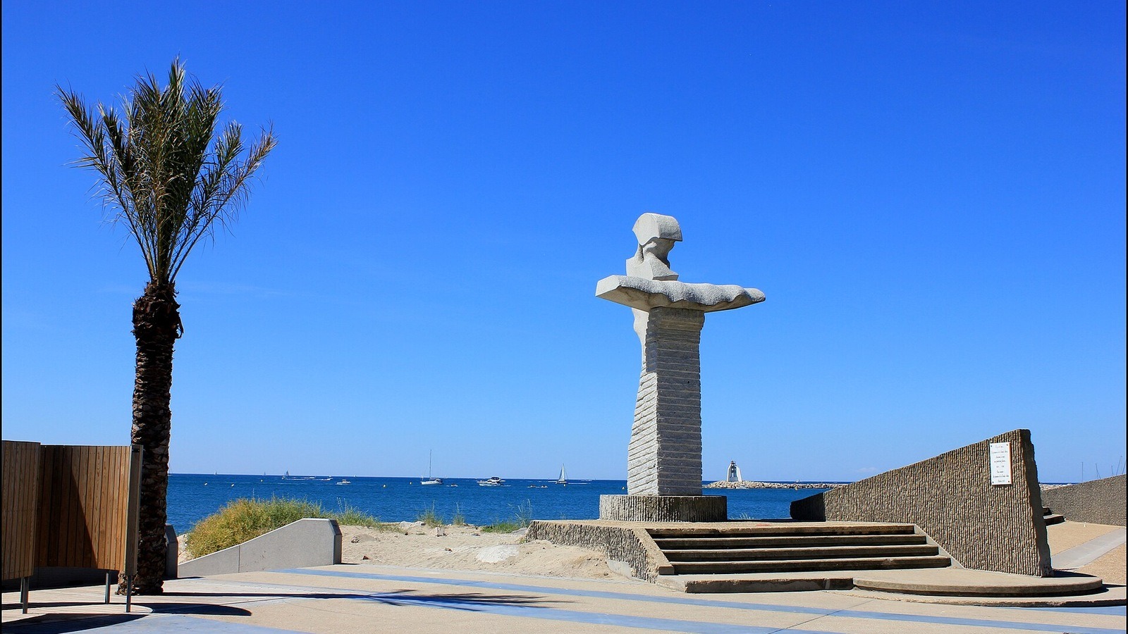 Accès à une plage de La Grande-Motte face à la Méditerranée