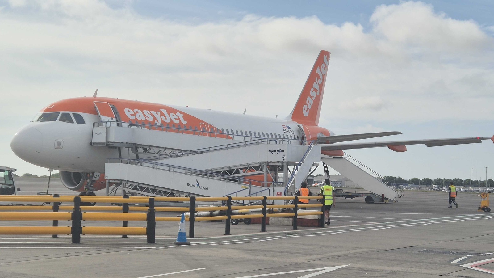 Un Airbus A319 easyJet stationné avec sa passerelle à l'aéroport de Bristol
