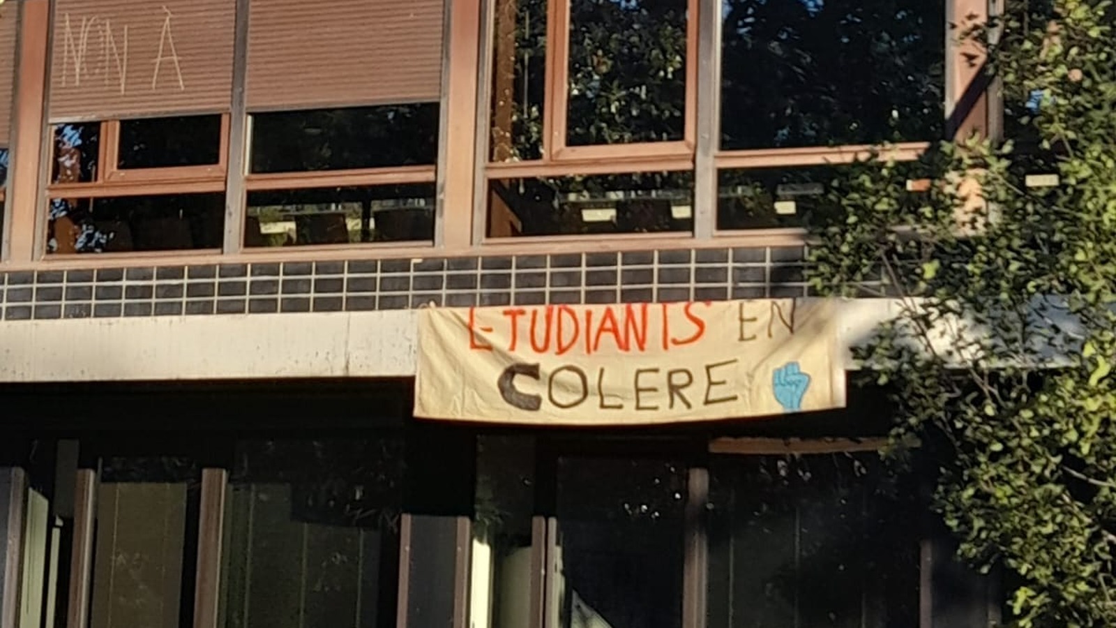 Banderole Etudiants en colere accrochee a la facade de l'universite Paul-Valery a Montpellier