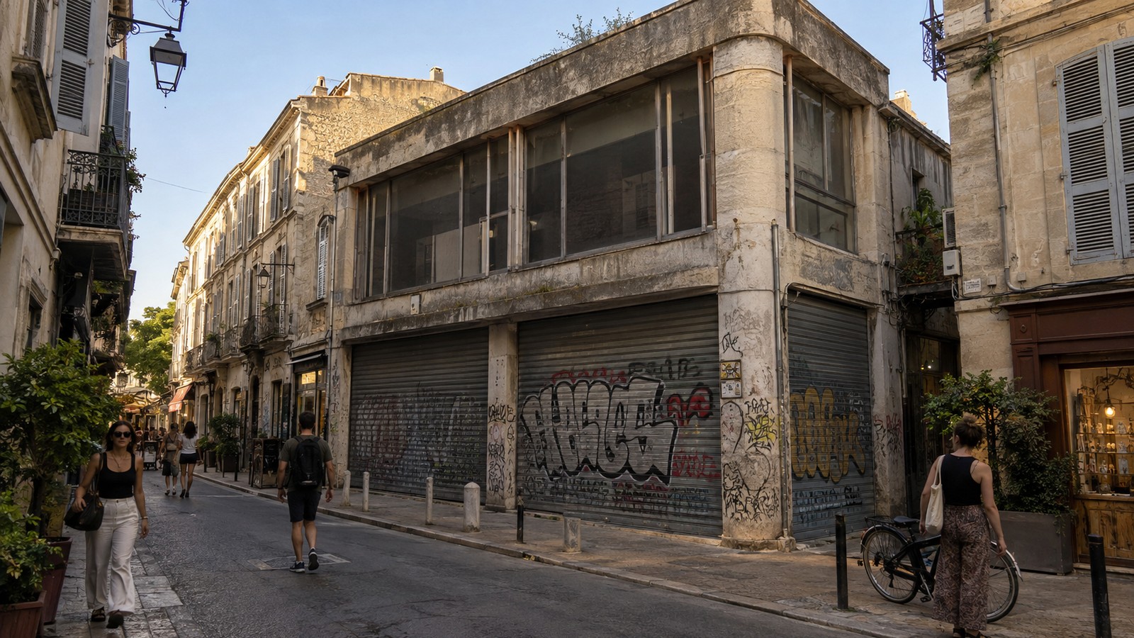 Local commercial fermé aux rideaux baissés dans une rue de centre-ville à Montpellier