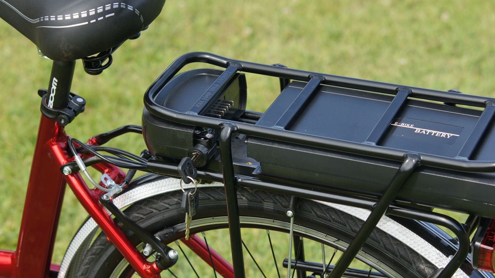 Batterie de vélo à assistance électrique verrouillée sur un porte-bagage