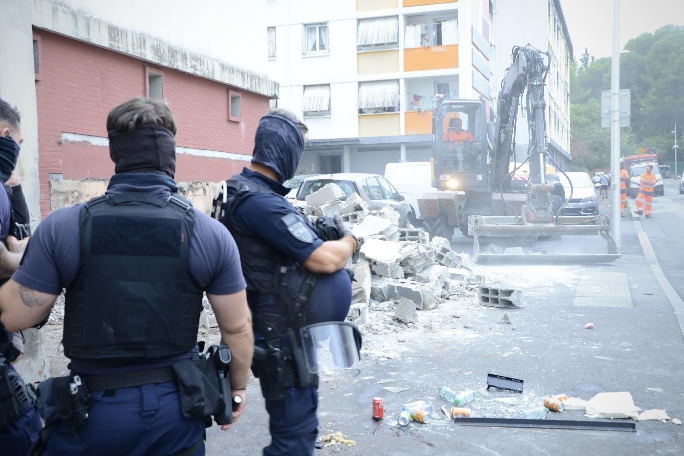 Locaux en beton detruits a la pelle mecanique a la cite Gely, a Montpellier