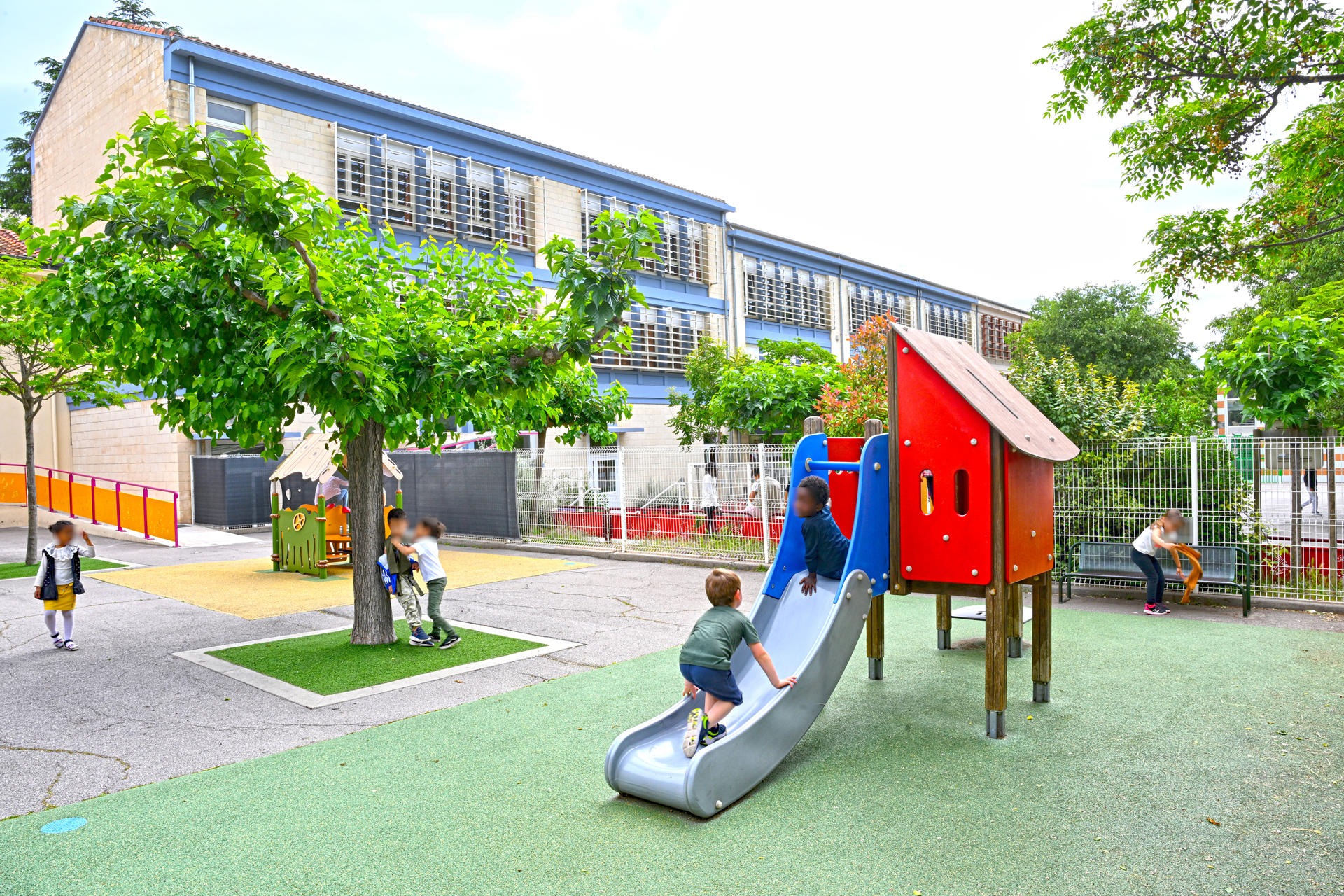 Cour d'une école maternelle de Montpellier avec jeux pour enfants