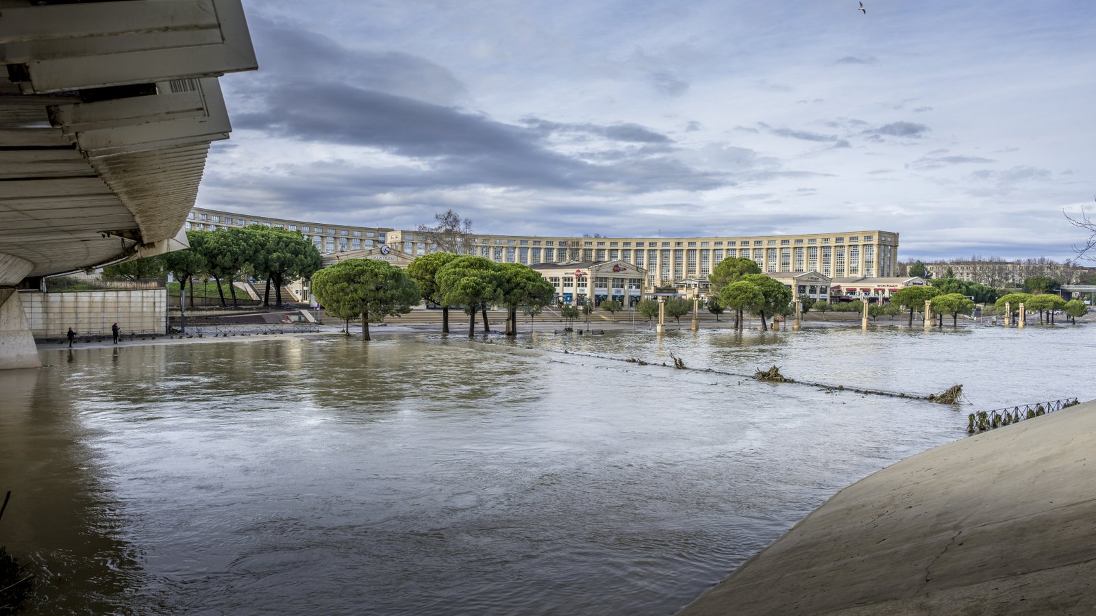 Le Lez en crue submerge le quai à Montpellier lors d'un épisode méditerranéen