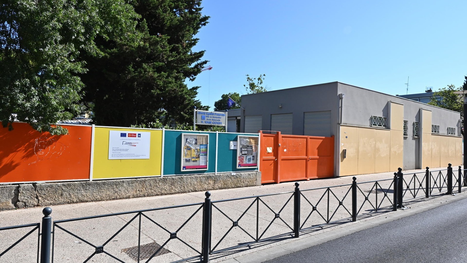 Entrée de l'école maternelle Vincent Van Gogh, rue d'Oxford, quartier Mosson à Montpellier
