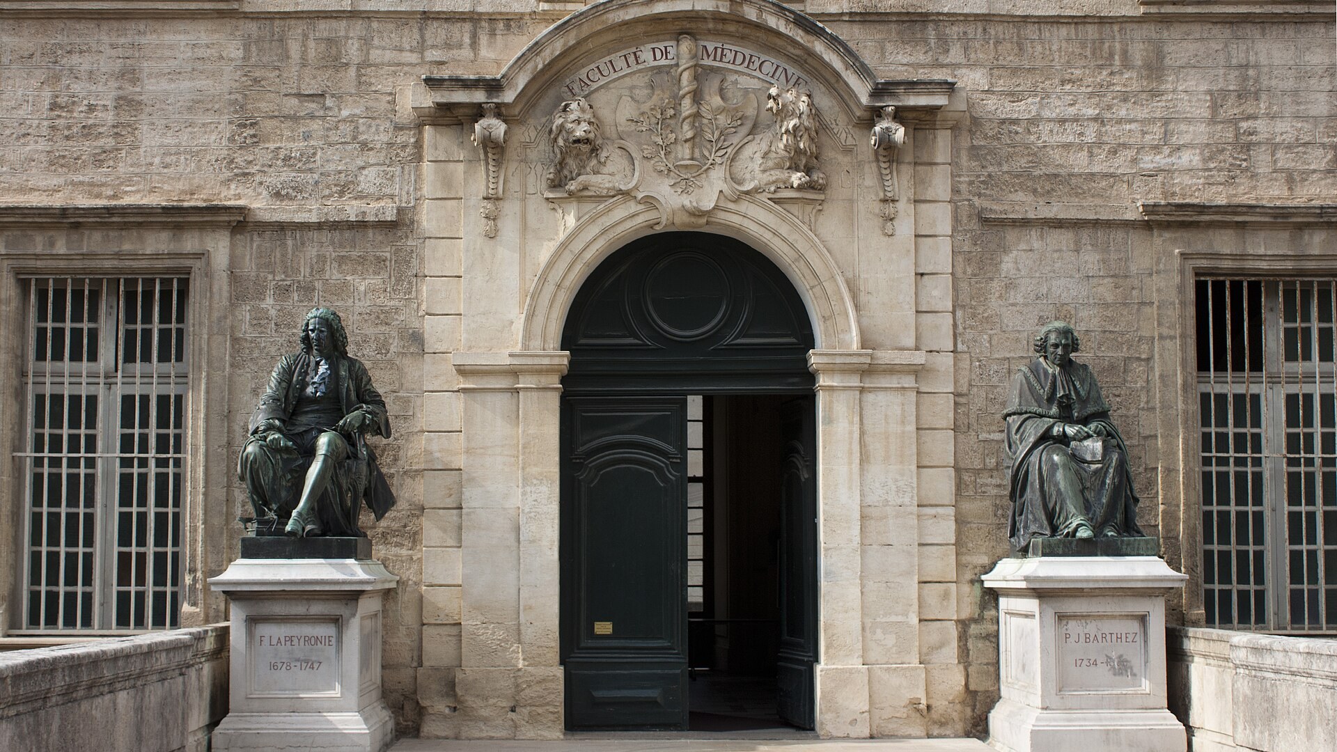 Entrée du bâtiment historique de la faculté de médecine de Montpellier
