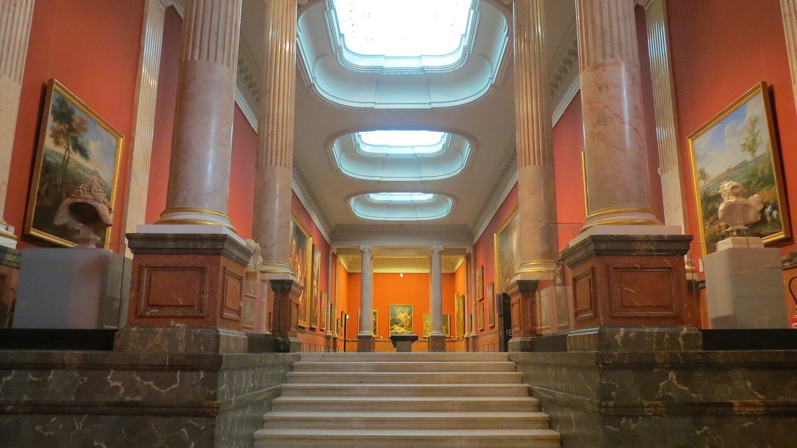 Galerie des Colonnes du musée Fabre à Montpellier, tableaux accrochés aux murs rouges