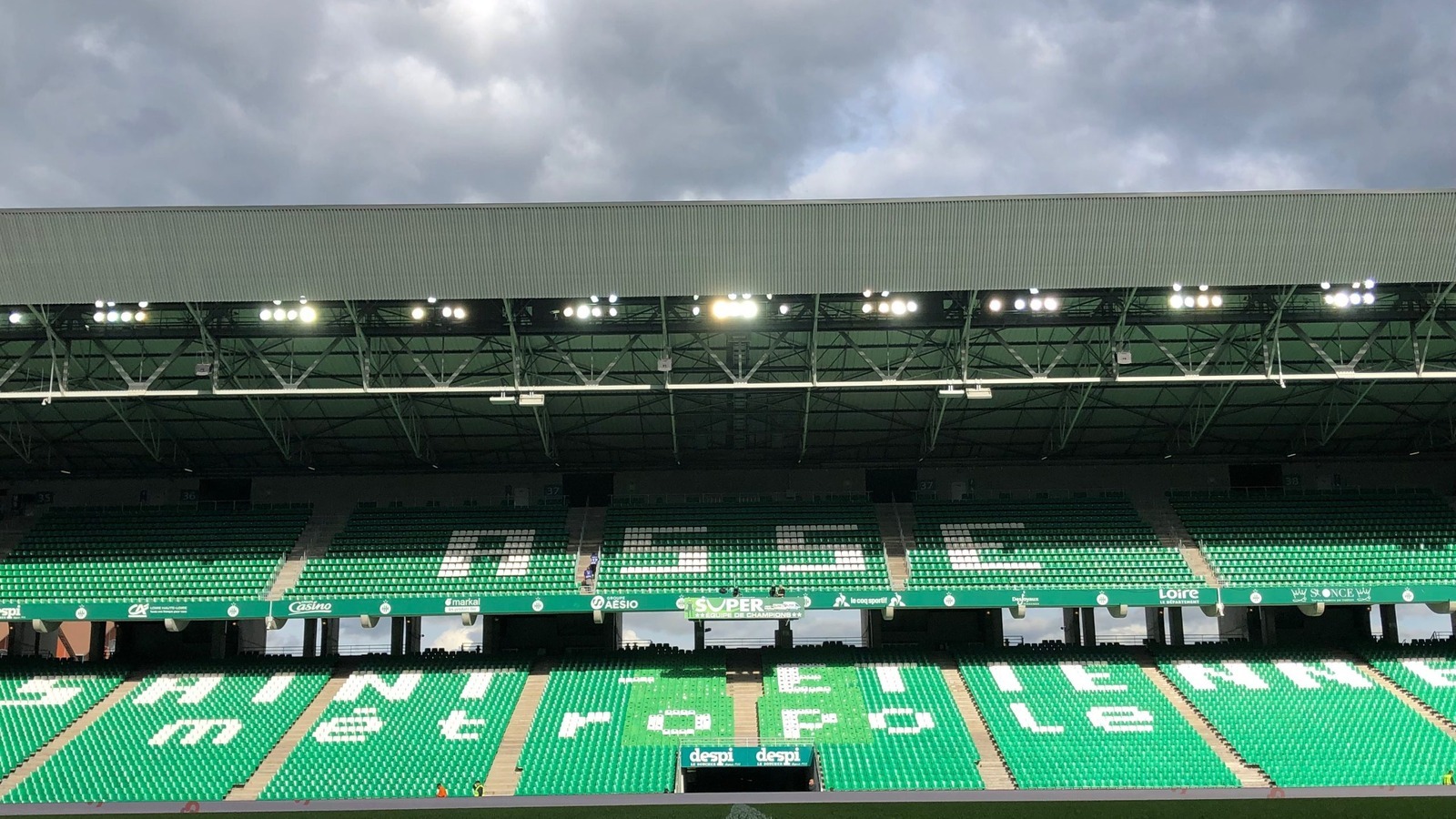 Tribune vide du stade Geoffroy-Guichard à Saint-Étienne