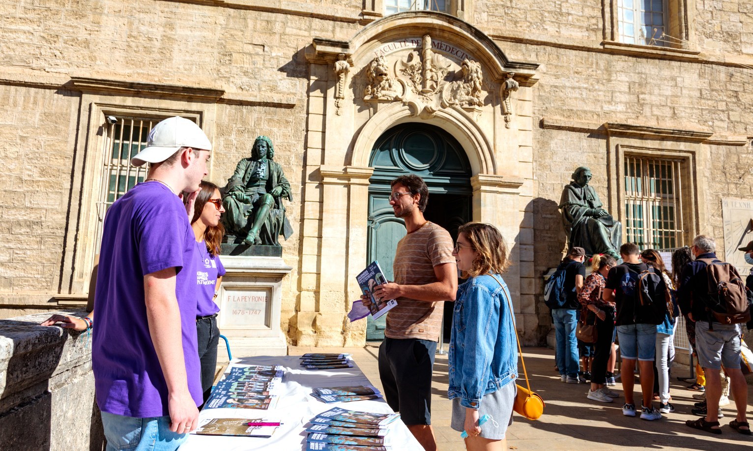 Visiteurs devant la faculté de médecine de Montpellier pendant les Journées européennes du patrimoine