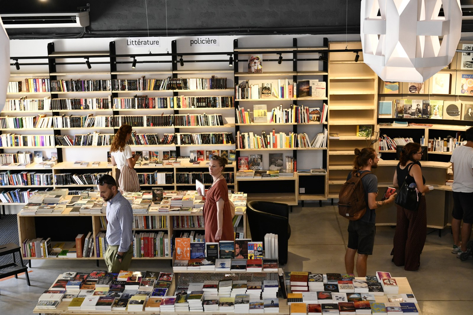 Rayons et clients dans la librairie Le Grain des Mots, cours Gambetta a Montpellier