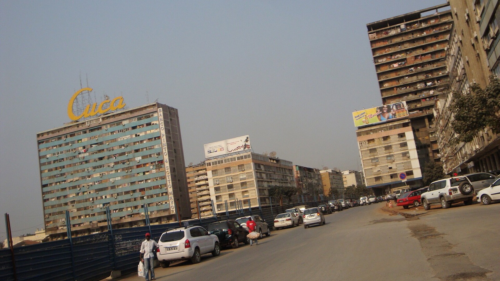 Rue du centre de Luanda, capitale de l'Angola, immeubles residentiels et circulation