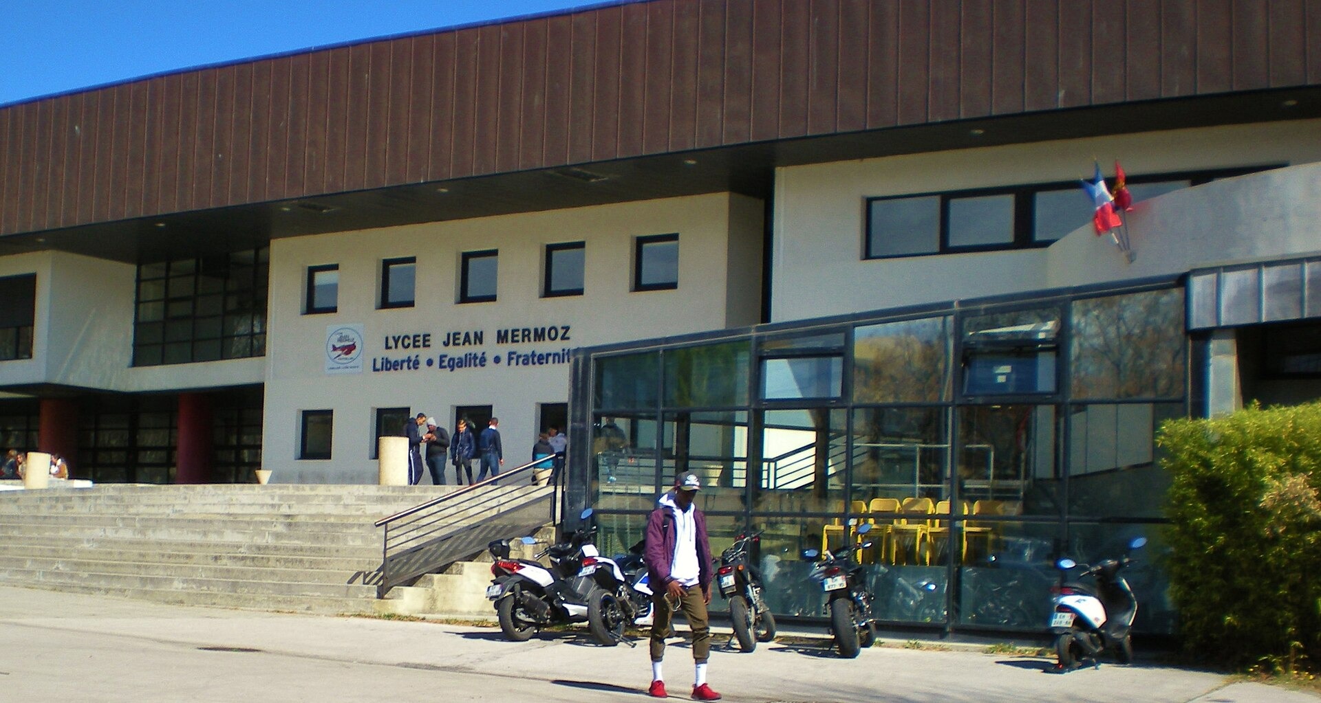Entrée du lycée Jean-Mermoz à Montpellier, élèves devant le bâtiment