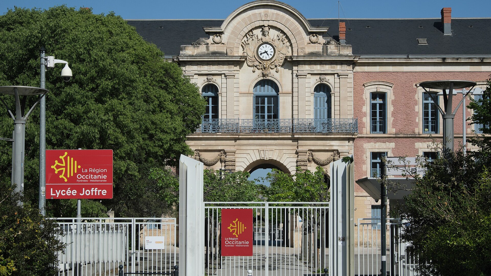 Entrée du lycée Joffre à Montpellier, avec le panneau de la Région Occitanie