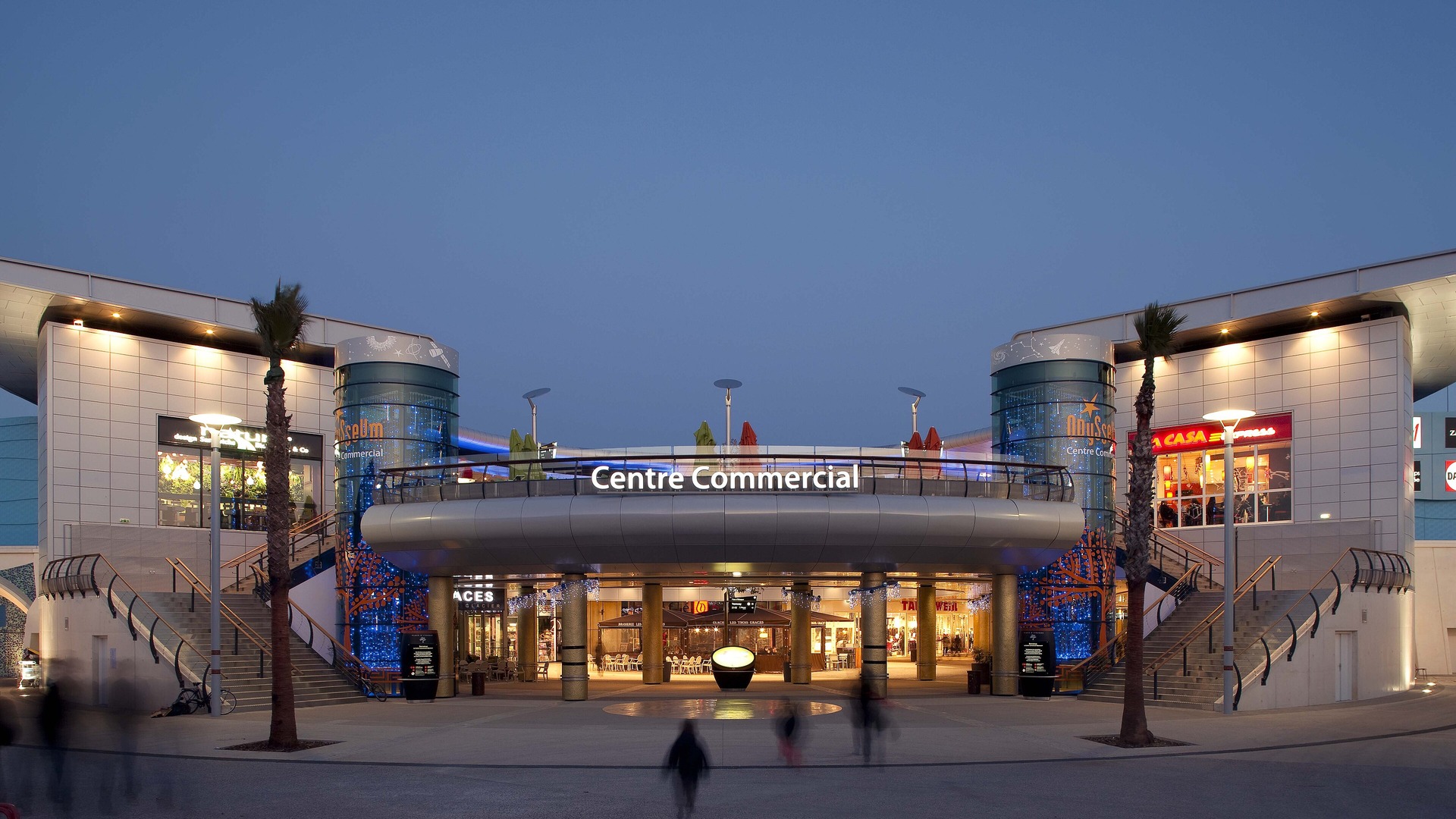 Entrée du centre commercial Odysseum à Montpellier éclairée en soirée