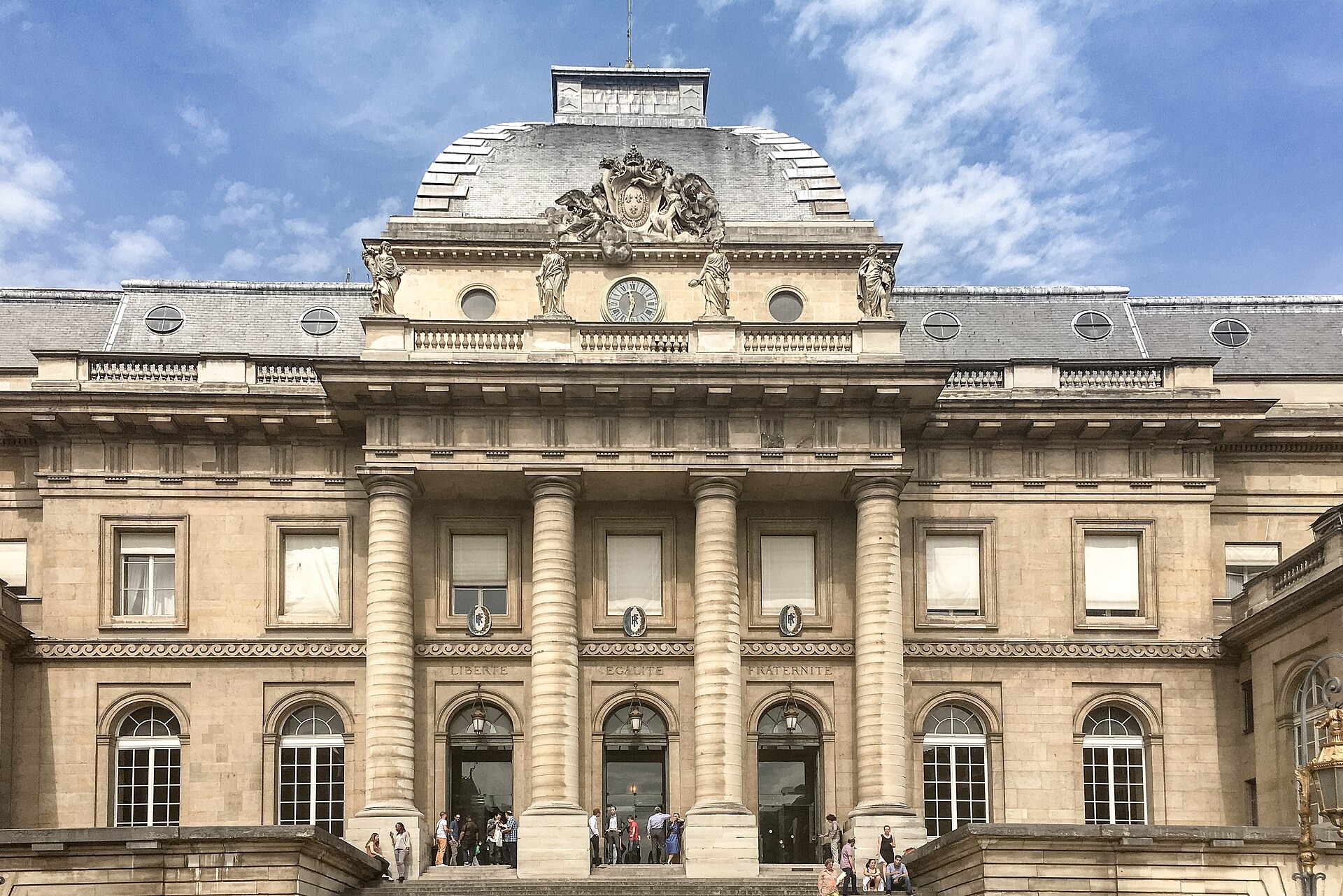 Façade de la cour du Mai au palais de justice de Paris
