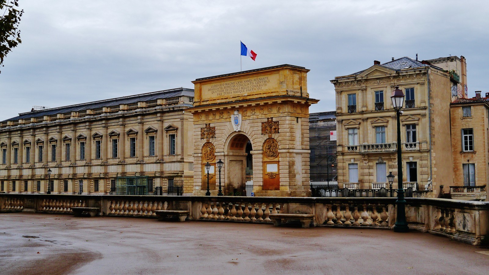Porte du Peyrou à Montpellier, point de départ du cortège