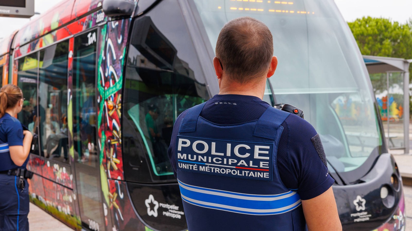 Un policier de la police métropolitaine des transports devant un tramway à Montpellier