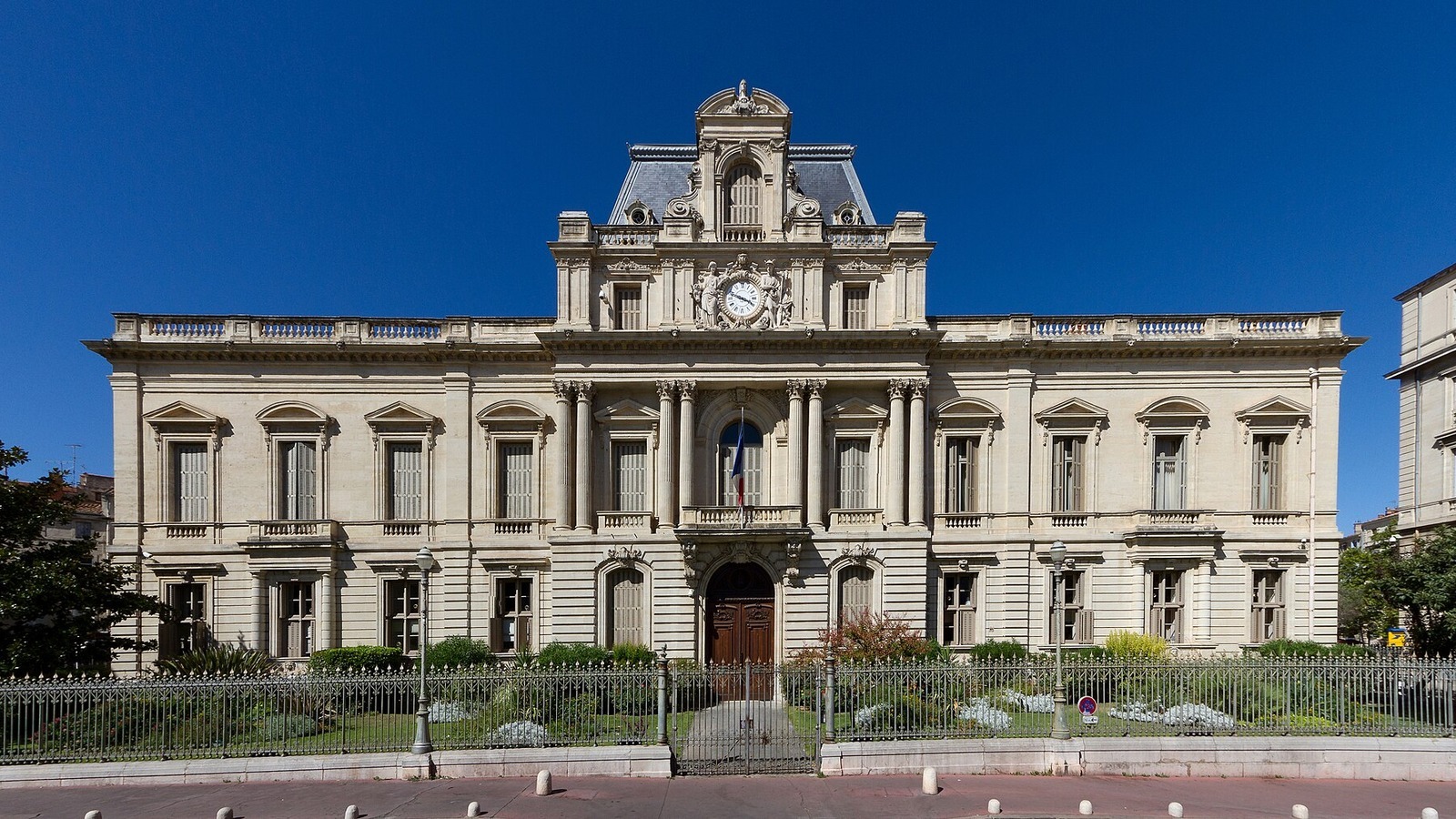 Façade de la préfecture de l'Hérault et ses grilles, place des Martyrs-de-la-Résistance à Montpellier
