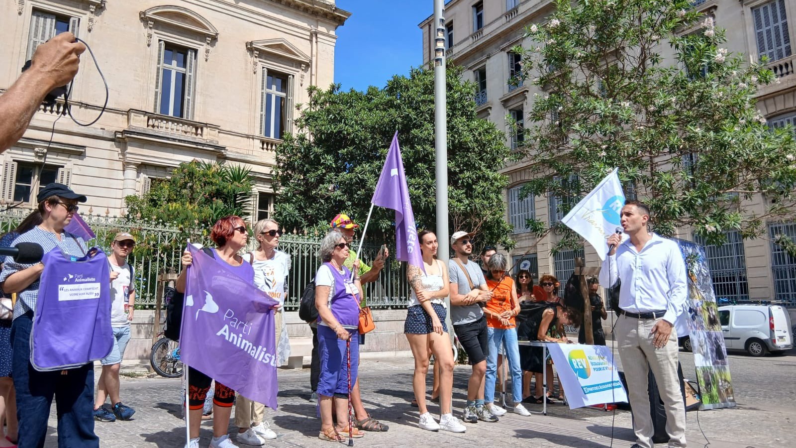 Militants du Parti animaliste et de la REV rassemblés devant la préfecture de l'Hérault à Montpellier contre l'ouverture de la chasse