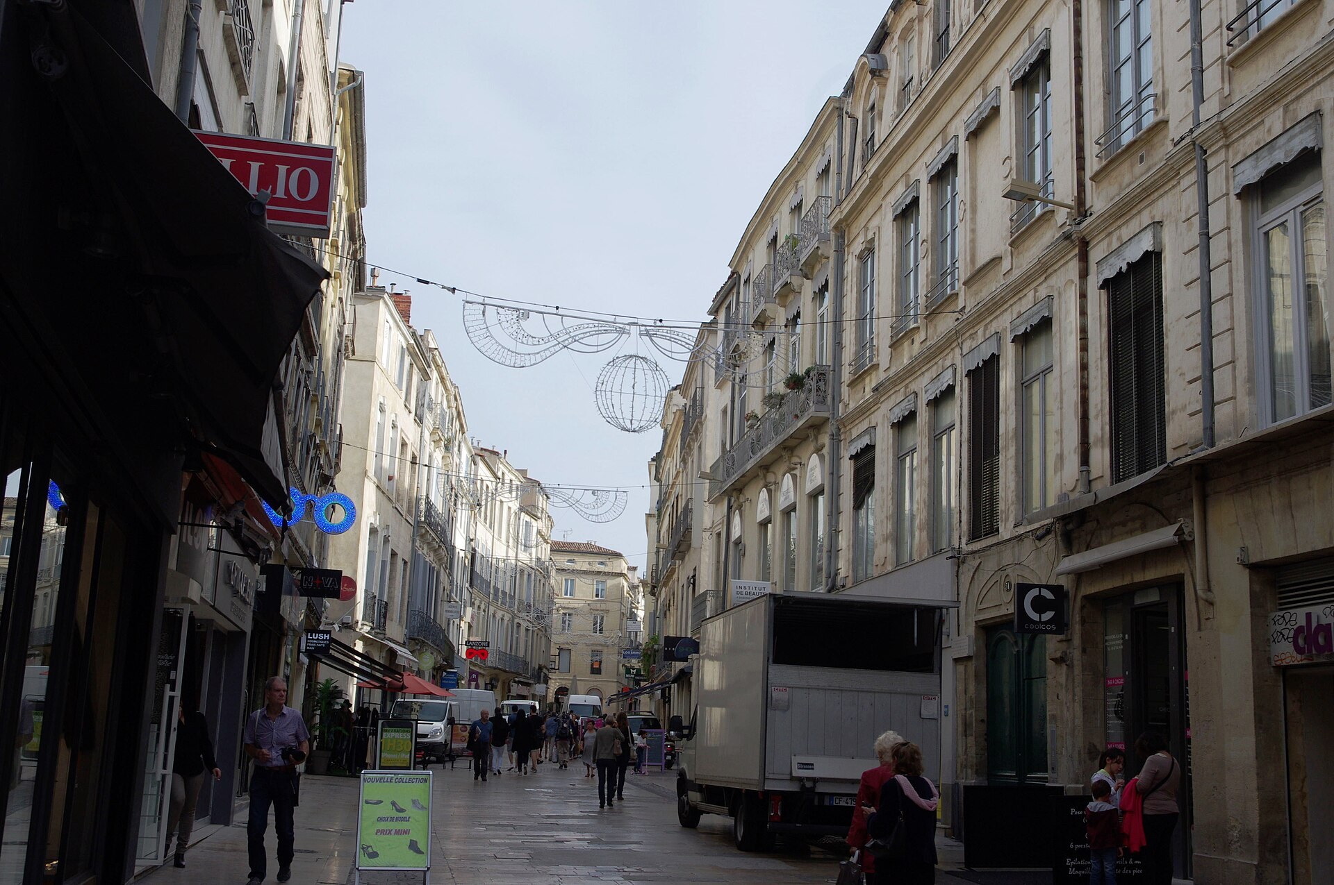 Rue commerçante piétonne du centre-ville de Montpellier