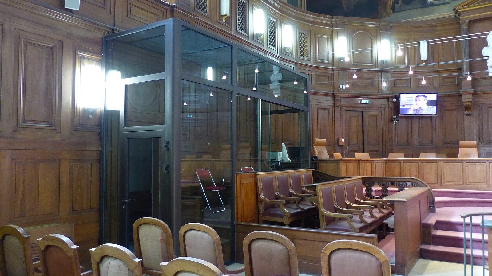 Box vitré des accusés dans la grande salle d'audience du palais de justice de Montpellier