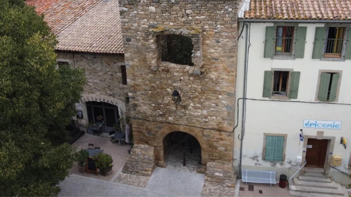 La tour-porte de l'Ormeau à La Caunette, vue de la place de l'Ormeau
