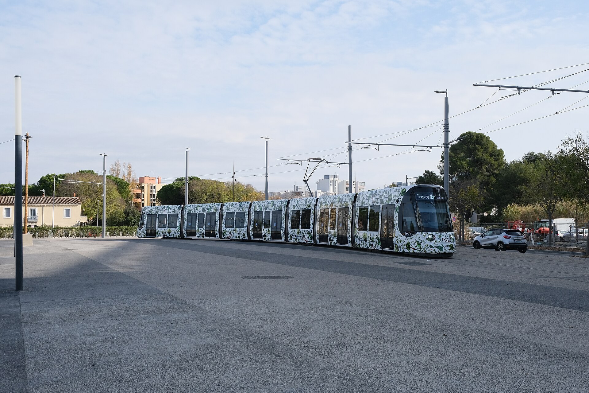 Une rame de la ligne 5 du tramway de Montpellier sur le parvis du Septeo Stadium