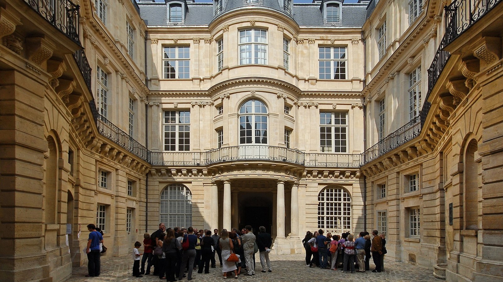 Cour interieure de l'hotel de Beauvais, siege du tribunal administratif de Paris
