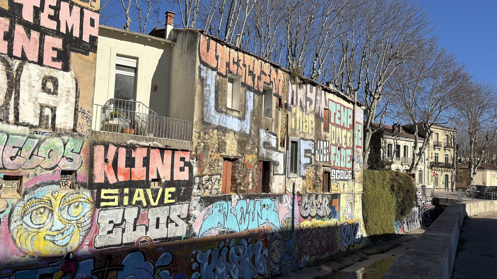 Murs couverts de graffitis le long du Verdanson, avenue Bouisson-Bertrand à Montpellier