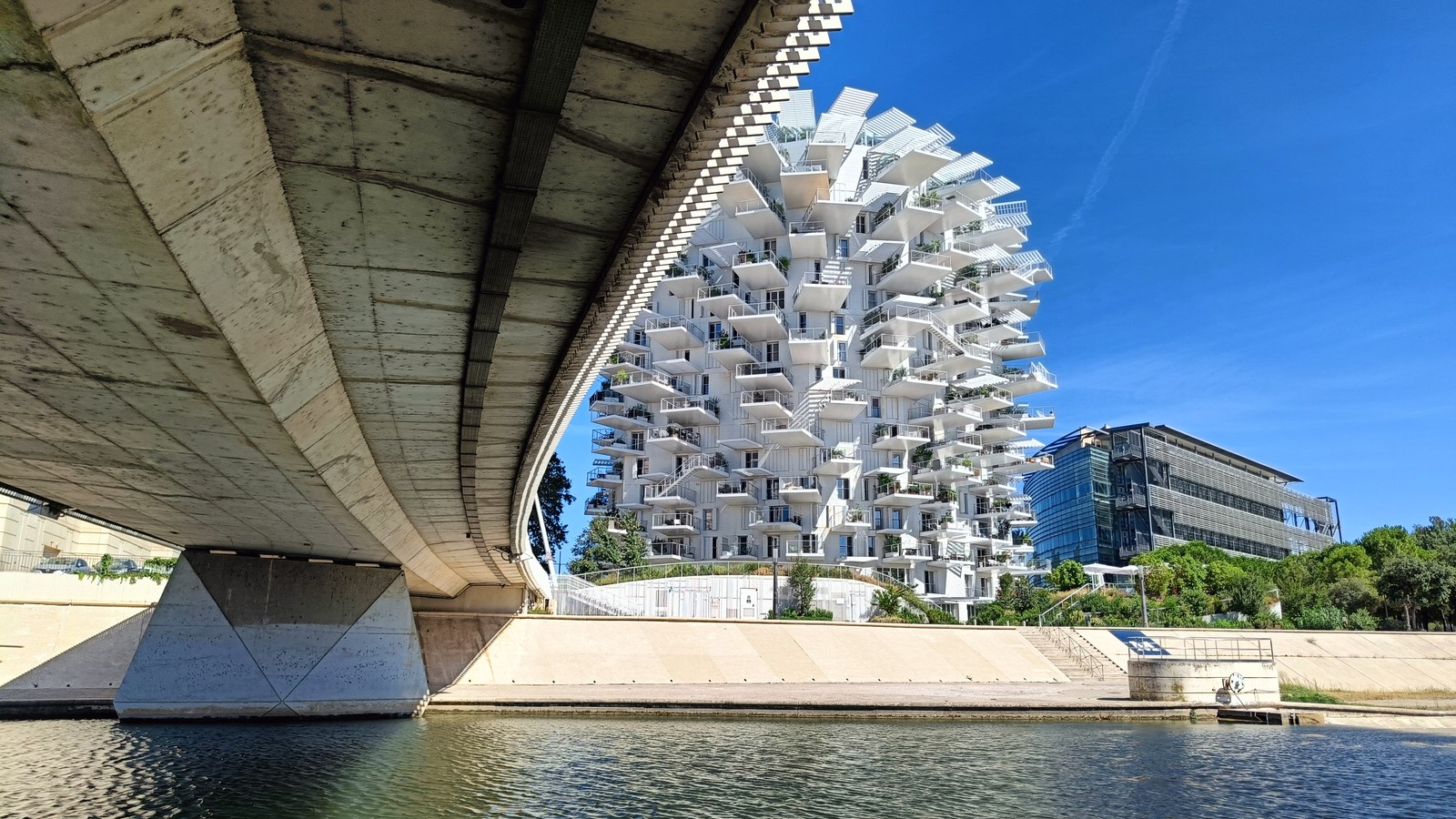 L'Arbre Blanc à Montpellier vu depuis les berges du Lez