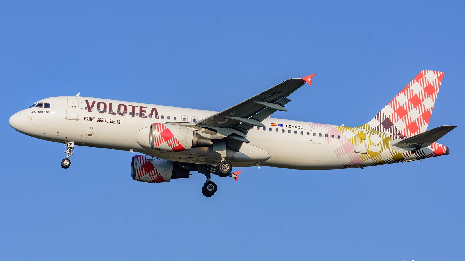 Airbus A320 de la compagnie Volotea en vol, livrée blanche et losanges rouges