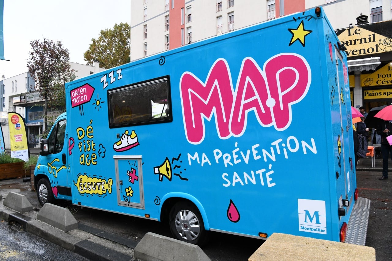 Le bus de prévention santé Ma.P de la Ville de Montpellier stationné dans un quartier