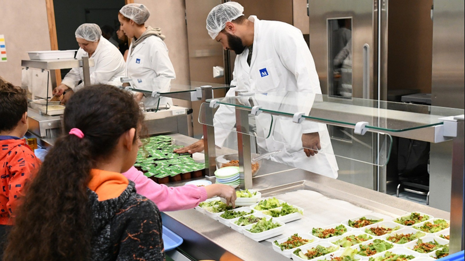 Des écoliers prennent leur plateau au self d'une cantine scolaire de Montpellier