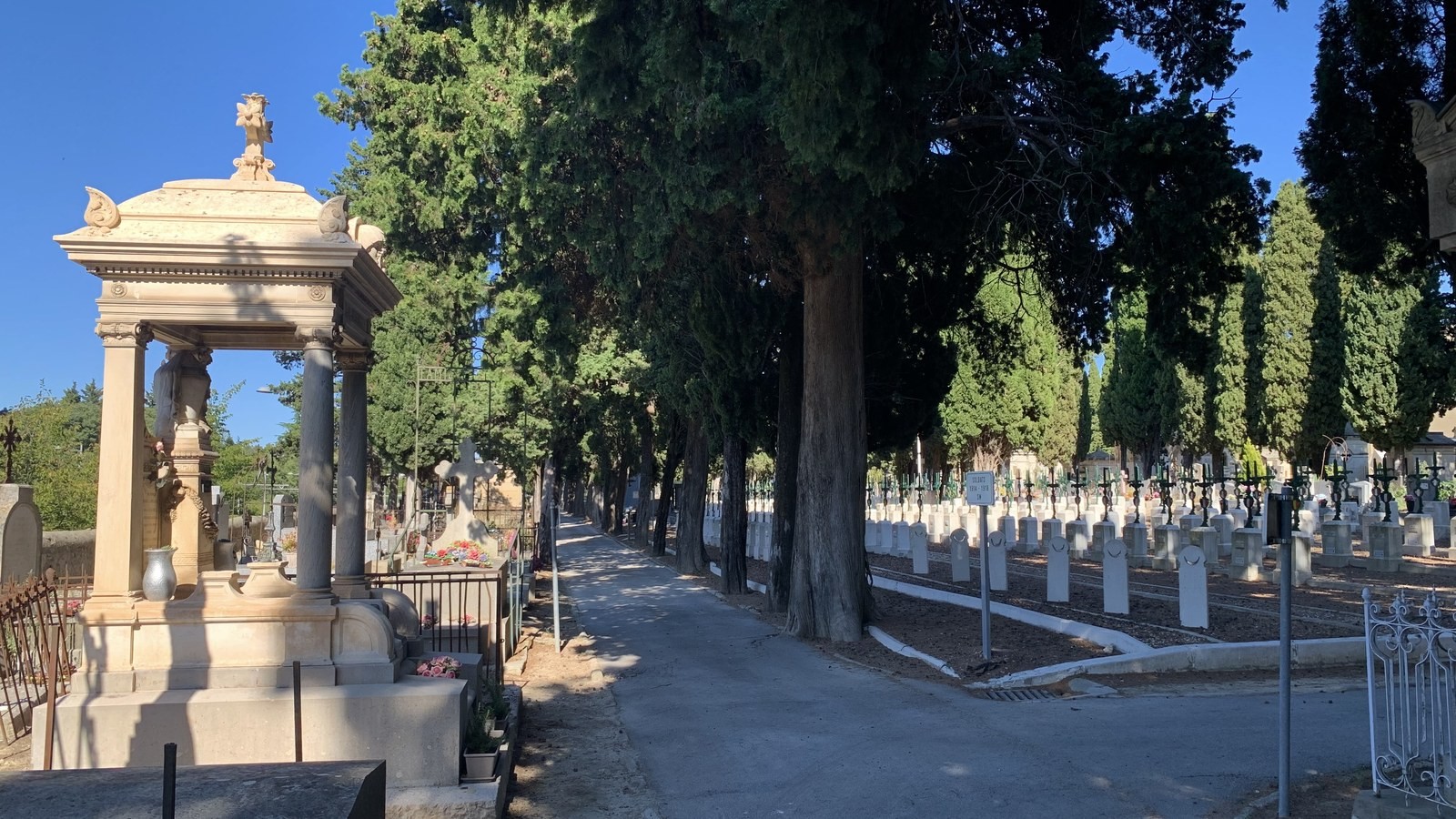 Allée du cimetière Saint-Lazare à Montpellier, bordée d'une chapelle funéraire et du carré militaire