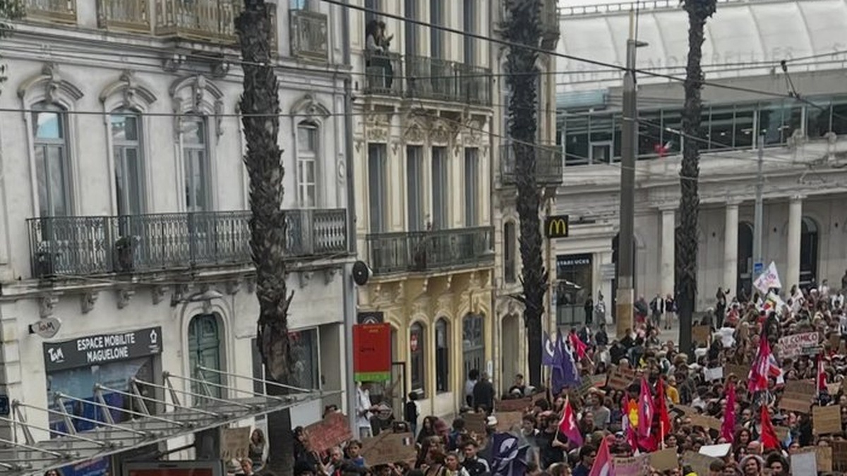 Cortège de lycéens et d'étudiants dans une rue de Montpellier le 8 octobre 2026