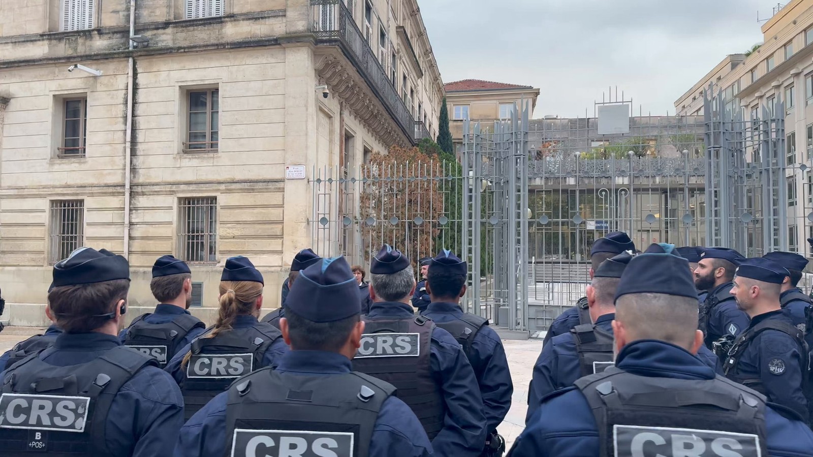 Policiers CRS rassemblés sur une place de Montpellier devant la préfecture
